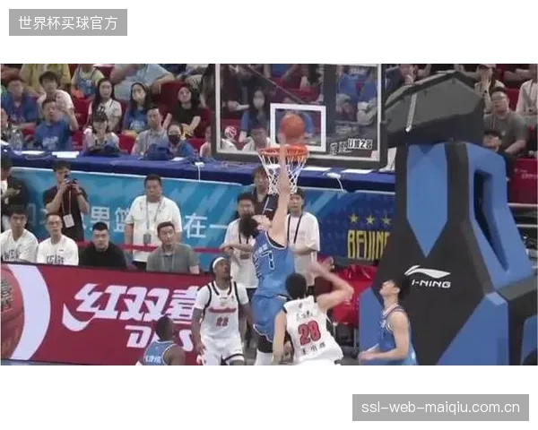 周琦的篮下覆盖面仍是北京队防守基石,但需队友协防保护。 周琦的篮下覆盖面仍是北京队防守基石,但需队友协防保护。